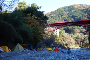 紅葉の山でキャンプ