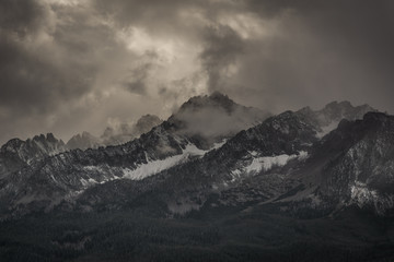 the sawtooth mountains in idaho with grey sky and clouds