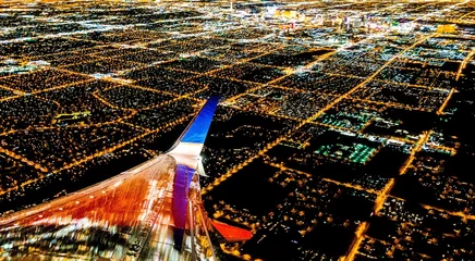 Zelfklevend Fotobehang Las Vegas Las Vegas City-verlichting & 39 s nachts vanuit het vliegtuig