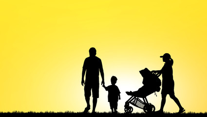 Obraz premium silhouette happy family on the beach at sunrise time