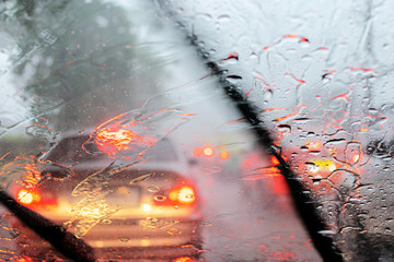 Heavy rain, visibility is difficult. Turn on the wiper to help solve the problem. - obrazy, fototapety, plakaty