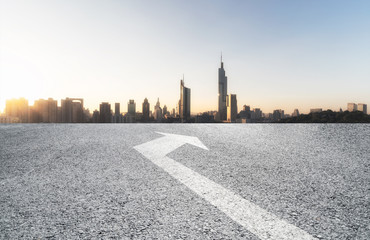 Obraz premium Panoramic skyline and modern buildings with arrows road