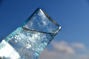 水色の琉球ガラス、光を受けてキラキラ