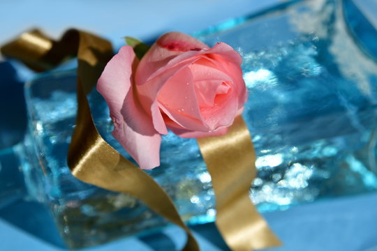 バラと酒イメージ、ピンクの薔薇、水色の琉球ガラス