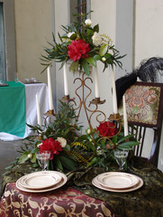 Tavolo con decorazioni con fiori di camelia