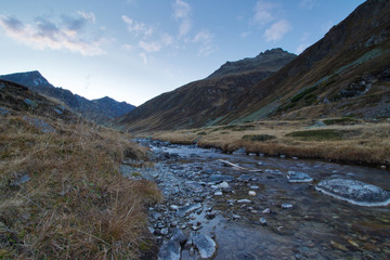 Flussbett im Herbst in den Alpen