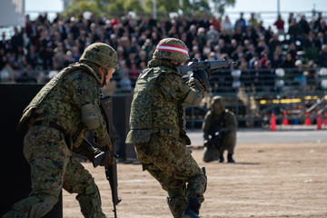 銃を構える自衛官