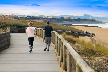 Jeune couple  pratiquant le jogging le matin en bord de mer