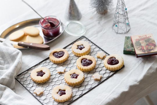 チョコとナッツのサブレとリンツァー
