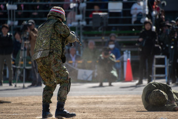 銃を構える自衛官