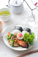 鮭とおむすびの朝食プレート