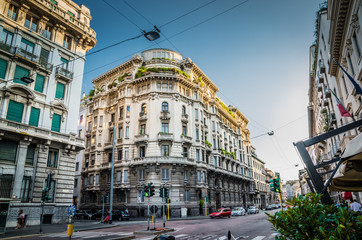 Altes typisches Gebäude mit Balkonen im Zentrum von Mailand, Italien