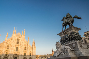 Fototapeta na wymiar Statue di Vittorio Emanuele II, Duomo di Milano cathedral on Piazza