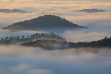 Obraz premium Amazing view of mountain, mist & cloud when dawn coming..