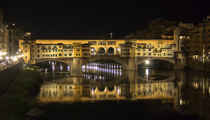 Fototapeta na wymiar Fiume Arno con Ponte vecchio, Firenze