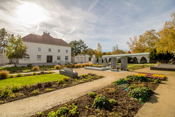Naklejka premium Zamek Neugebuilding wraz z parkiem w Wiedniu późnym latem, Austria