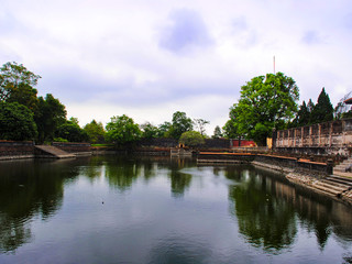 Fototapeta na wymiar Lake outside an Asian temple