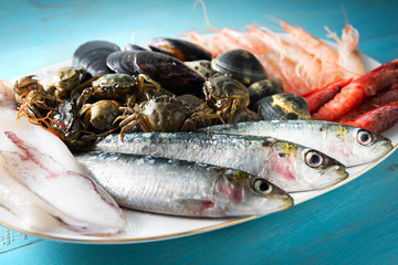 Piatto di pesci, crostacei e molluschi freschi