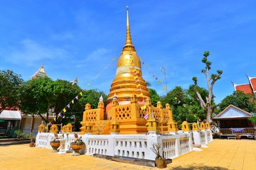 Naklejka premium Golden pagoda in Buddhist temple at Rayong province, Thailand 