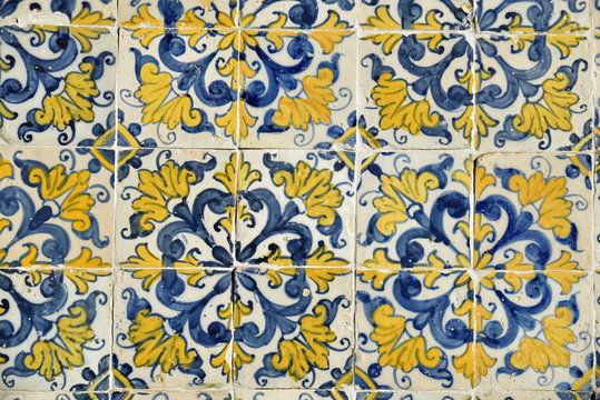 Azulejos jaune et bleu à Tolède, Espagne