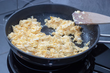 Rührei zubereiten in einer Pfanne 