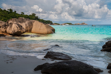 Obraz premium Granite boulders surrounding a beautiful tropical beach