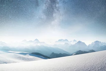 Fototapeten Berge und Himmel mit Sternen. Naturlandschaft in der Gebirgsregion zur Winterzeit. Sternenhimmel und hoher Gipfel. © biletskiyevgeniy.com
