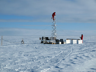 Errichtung eines Bohrturms für Eiskerne in der Arktis