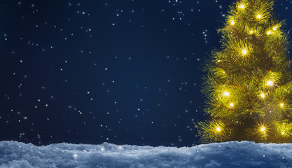geschmückter unscharfer weihnachtsbaum mit lichterkette draußen in der nacht, grußkarte für...