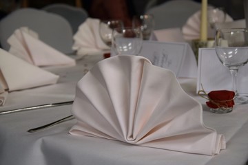 Festlich gedeckte Tafel mit verschiedenen Weingläsern, kunstvoll gefalteten Servietten und...