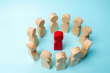 A crowd of workers stand in a circle and listen to their mentor, leader or CEO.The concept of leadership in a business team. Teamwork and business strategy development. Increase efficiency in the team