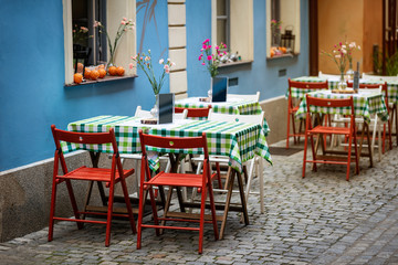 Fototapeta na wymiar tables and chairs in the restaurant