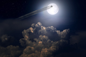 Naklejka premium Jet plane and contrail on the background of the full moon