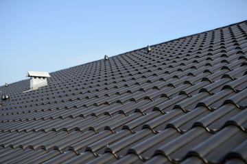 Dachdecker Dächer, Baustelle und Haus fertig: Schwarze Ton Dachziegel auf Eigentumswohnungen...