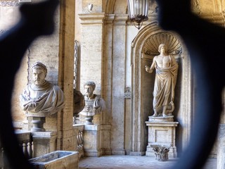 Statue antiche del primo piano di Palazzo Mattei a Roma in Italia.