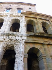 Anfiteatro Marcello visto dal basso a Roma in Italia.