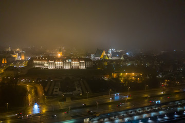 Fototapeta na wymiar zamek królewski mglistą nocą z drona