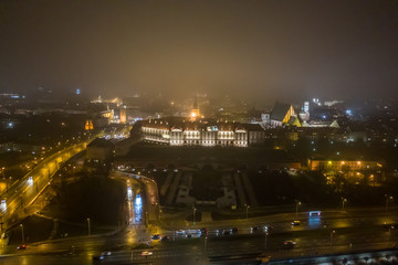 Fototapeta na wymiar zamek królewski mglistą nocą z drona