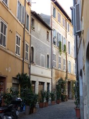 Fototapeta na wymiar Strada del centro storico di Roma in Italia.