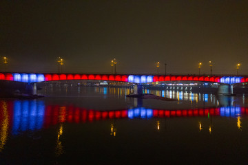 Fototapeta na wymiar most na rzece oświetlony nocą, bulwary wiślane