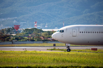 滑走路の旅客機