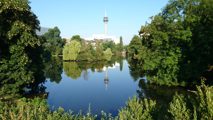 Sseldorfer Rheinturm Spiegelt Sich See