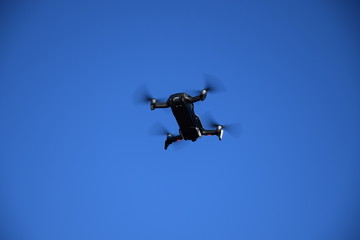 Kameradrohne im Flug über einem Wald