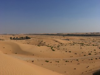 砂漠の風景と青空