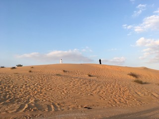砂漠リゾートの夕暮れ