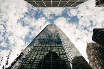 Fototapeta na wymiar Der Himmel über New York zwischen zwei Hochhäusern