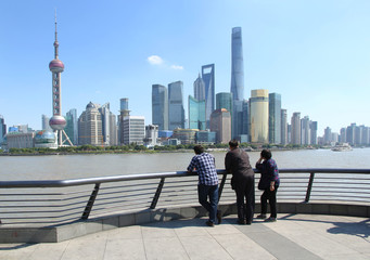 Obraz na płótnie Canvas Chinese tourists visiting modern Shanghai