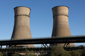 Fototapeta premium POWER STATION COOLING TOWER NEXT TO M1 MOTORWAY BRIDGE TINSLEY SHEFFIELD ENGLAND