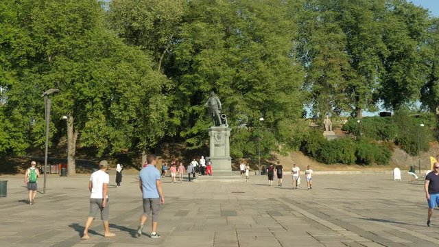 Timelapse of a statue at Rådhusplassen in Oslo, Norway
