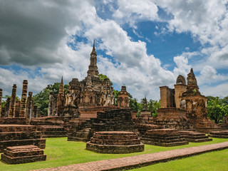 Obraz premium Ruin of ancient Pagoda or stupa in Wat mahathat Temple Area At sukhothai historical park,Sukhothai city Thailand